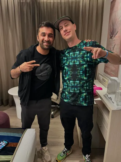 After 22 years of knowing each other online, I finally met my brother Simon, also known as the incredible producer Khainz. A very special moment.