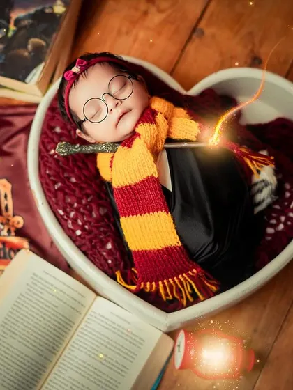 The newest student at Hogwarts. This complete Harry Potter setup includes a Gryffindor scarf, a wand, and magical lighting effects to create an enchanting portrait for fans of the series.