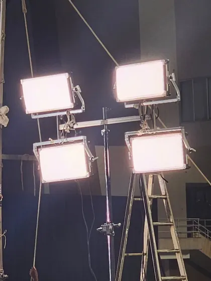 Here, four Creamsource Vortex8 units are rigged on a junior triple header, mounted on a Manfrotto Avenger crankovator stand. This is a practical and stable way to create a powerful bank of light for on location shoots.