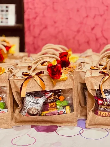 For destination weddings, I prepare these convenient and thoughtful wedding room hampers in bulk. These jute bags are filled with snacks and refreshments to welcome your guests and make their stay comfortable.