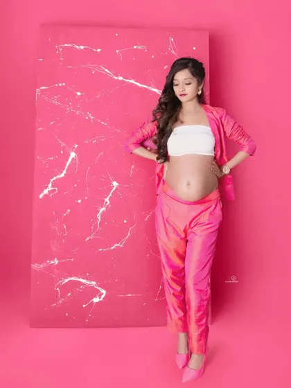 This mom-to-be owns the frame in her bright pink suit. It’s a perfect example of how we can create a high-fashion maternity shoot in the studio.