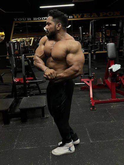 A side chest pose.