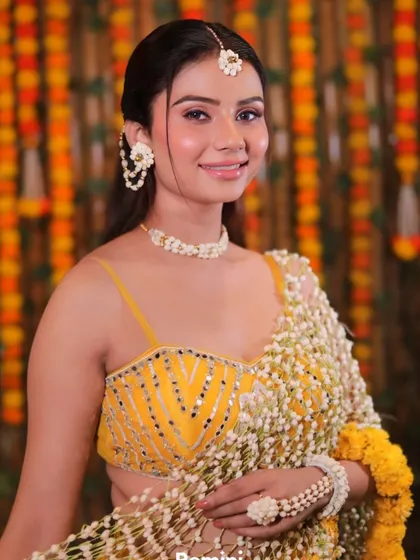 The smile says it all. This Haldi look is all about celebrating joy, with bright, fresh makeup and beautiful floral accessories that steal the show.