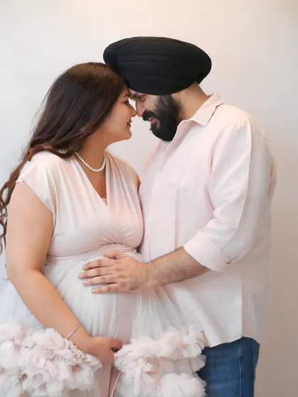 An intimate moment between expecting parents. This close-up shot focuses on the emotional connection, capturing the love and tenderness as they look forward to meeting their baby.