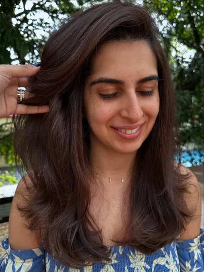 The soft layers and fresh color give her a radiant, healthy glow.