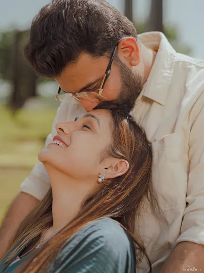 A tender forehead kiss filled with genuine emotion. We focus on capturing the quiet, heartfelt connections that speak volumes.