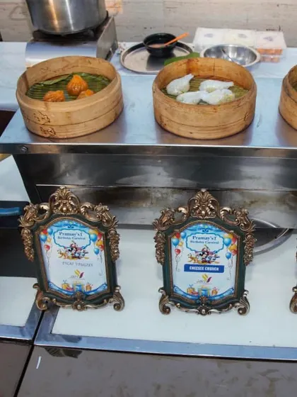 Bite into bliss with our Jain-catered dim sum delights. A live station featuring three different types of steamed momos, beautifully presented in traditional bamboo steamers.