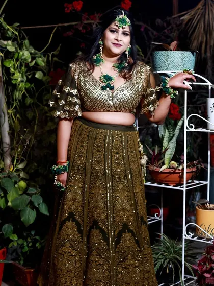 A confident and happy pose from the bride during her Mehndi ceremony. The outdoor setting adds a fresh and natural feel to the photograph.