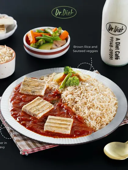 This is a perfect example of a balanced meal for my vegetarian friends. You get grilled paneer in a fat-free gravy for protein, brown rice for complex carbs, and a side of sautéed veggies for vitamins. It's macro-counted to help you hit your targets.