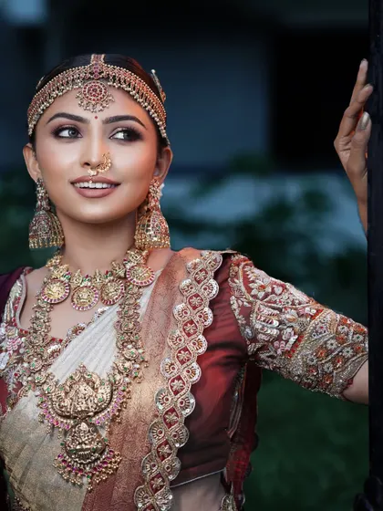 A stunning portrait of a bride ready for her muhurtham. This look features classic winged eyeliner and a flawless base, creating a timeless and elegant bridal style.