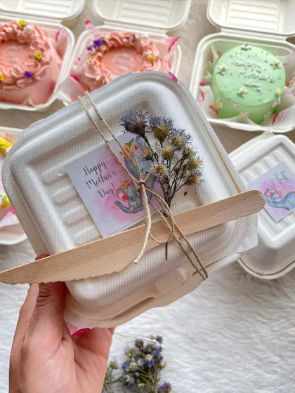 This is how I package my bento cakes for gifting. Each box is tied with twine and comes with a custom tag and a small dried flower arrangement for that extra special touch.