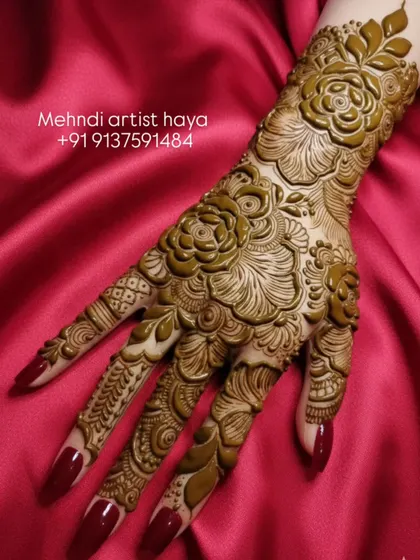 I love creating designs that pop. This full-hand bridal piece uses bold rose motifs with heavy shading, giving the henna a raised, almost carved appearance against the skin. It’s a statement piece for your big day.