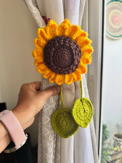 Another look at the beautiful sunflower curtain tieback.