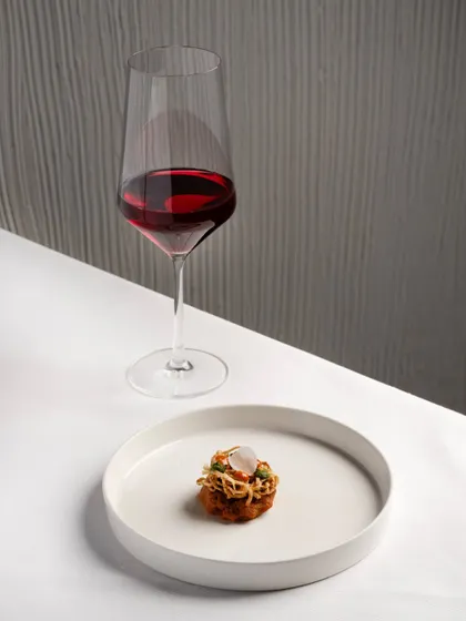 Our lamb shikampuri is rich with boursin cheese and wrapped in crisp urad dal kataifi. Here, it is paired with a South African red wine, a meeting of flavours both vibrant and refined.