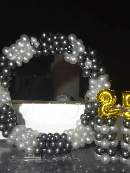 Another shot of the versatile black and silver 25th birthday balloon ring, suitable for any outdoor space.
