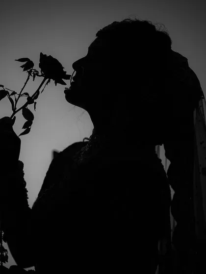 A simple yet powerful silhouette of a bride with a rose. This black and white shot is all about form and emotion, creating a poetic and artistic image that feels both classic and modern.