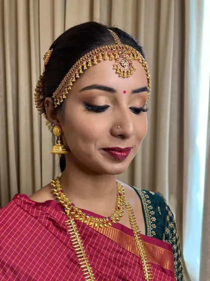 Manasa looking serene and beautiful. Her classic makeup look is perfect for the solemnity and joy of the muhurtham ceremony.