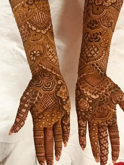 A clean and elegant design with beautiful flow. The patterns are not overly crowded, allowing each element, from the flowers to the paisleys, to be clearly seen and appreciated.