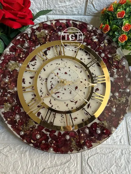 This angle highlights the glossy, smooth surface of the clock. The resin I use is crystal-clear and UV-resistant, ensuring the colors stay true over time.
