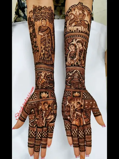 This intricate design includes a full-length portrait of the bride on one arm and a baraat scene on the other. The palms feature the couple in a classic wedding pose.