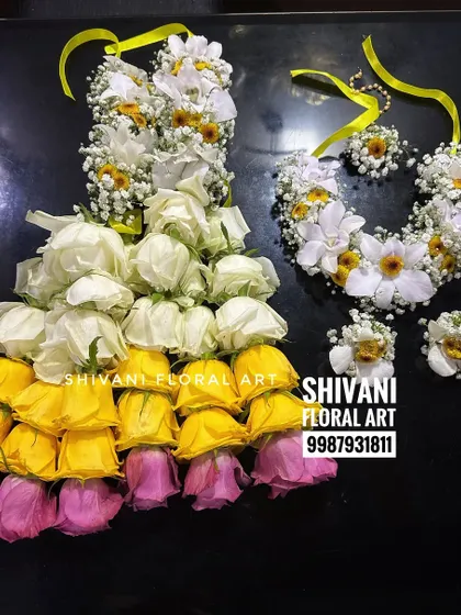 A colourful twist on the traditional kalire. This set features ombre roses, transitioning from white to yellow to pink, for a fun and vibrant Haldi look.