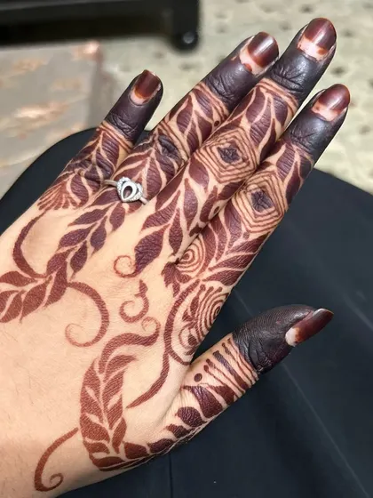 The final stain of a simple yet stylish Arabic leaf design. Even minimalist patterns can have a powerful color payoff.