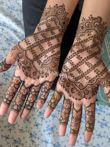 A beautiful fusion of rose and lattice patterns. The fingers are adorned with detailed roses, while the palm features a delicate leafy net.