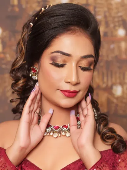 This angle shows the detail in the eye makeup, with beautifully blended golden and brown tones. Paired with perfectly sculpted brows and long lashes, this look is all about creating captivating, glamorous eyes.