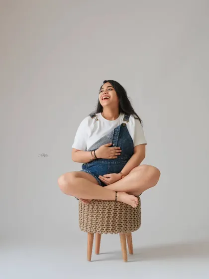 A moment of pure joy! This candid shot captures the mother-to-be's happy laughter, making for a genuine and heartwarming memory.