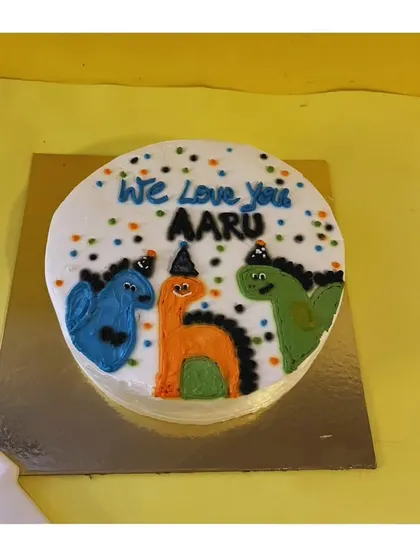I love making fun and colorful cakes for kids. This nougatine cake features cute, hand-piped dinosaurs, perfect for a little one's birthday celebration. It’s all about creating sweet and unforgettable memories.