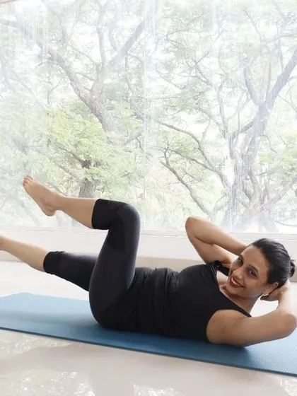 Another view of the Pilates Obliques exercise, demonstrating the proper form and torso rotation.