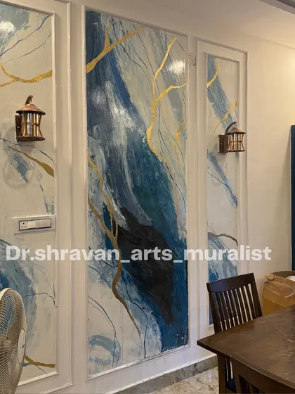 This is a granite-style mural created with a special stucco finish and accented with gold. The abstract, flowing design mimics natural stone and adds a touch of drama to this dining area.