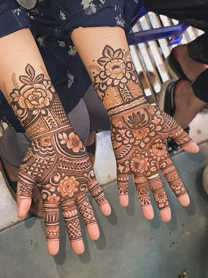 Matching floral designs for a guest. While still intricate, these patterns are less dense than full bridal mehndi, making them a great choice for family members and friends.