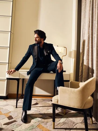 A more unconventional pose that shows the versatility of the suit. It looks just as sharp in a relaxed, seated position.