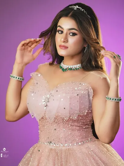 This look is perfect for a pre-wedding shoot or a grand reception.