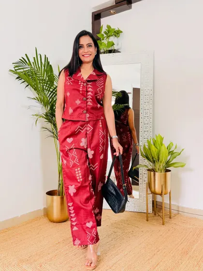 This maroon printed co-ord set with a collar is a smart and stylish choice. The print is subtle and the fit is very comfortable.