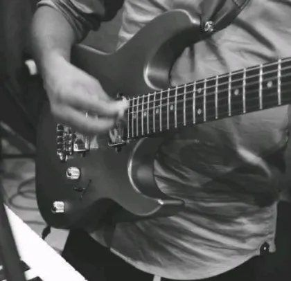 A close-up of the guitar during the RVITM show.