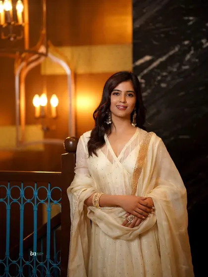 The combination of the elegant outfit and the beautiful architectural background makes this a very strong and complete portrait.