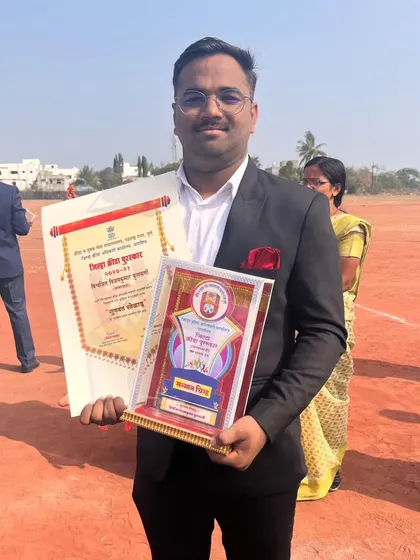 A portrait of our fencer proudly holding his District Best Player award and certificate. We celebrate the achievements of our adult and senior batch fencers with equal pride.