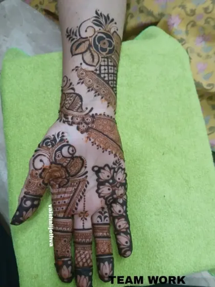 An elegant Arabic-style design created by my team. The floral vine pattern flows beautifully across the hand, making it a great choice for guests.
