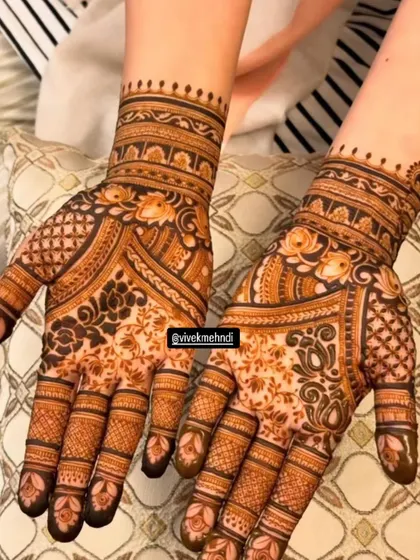 A beautiful floral and geometric pattern for Rakhi. This design is perfect for sisters who want something intricate and full, but not as heavy as bridal mehndi.
