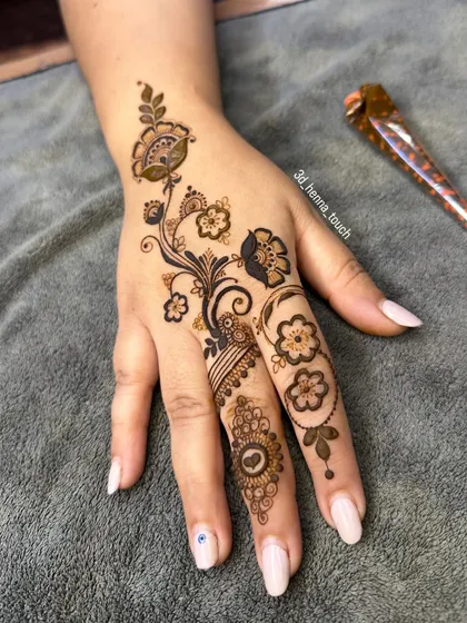 A graceful Arabic-style vine that flows diagonally across the back of the hand. This is a very popular and elegant choice for parties and festivals.
