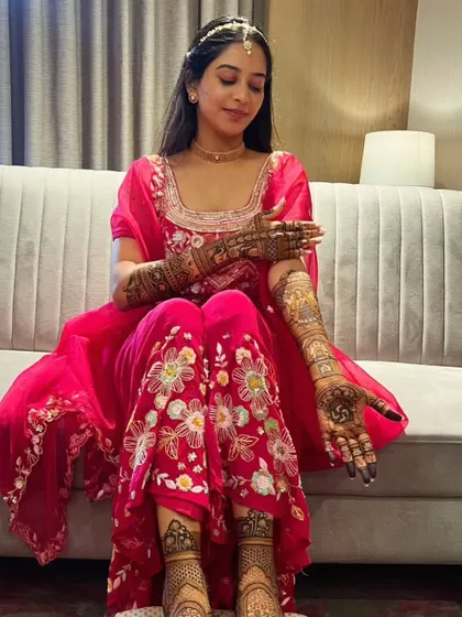 A full view of the bride, showcasing her hand and feet mehandi. The complete look is simply stunning.