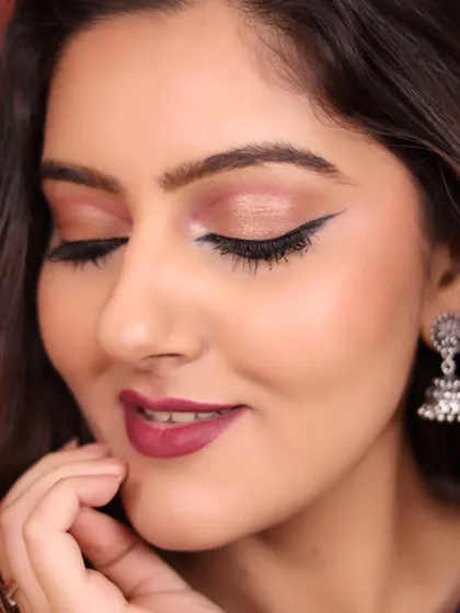 This soft cut crease look is a great example of subtle glam. It defines the eyes beautifully without being too heavy, making it perfect for brunches, dates, or daytime events.
