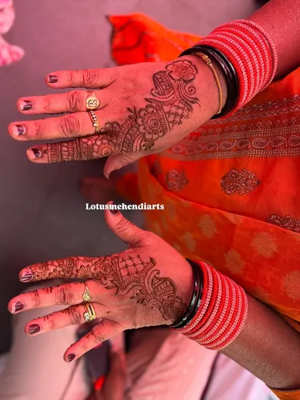 Simple and elegant Arabic-style vines on the back of the hands, a quick and beautiful option for party guests.