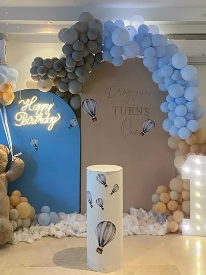 Another view of the pastel Hot Air Balloon theme, showing the cute teddy bear prop and light-up number '1'.