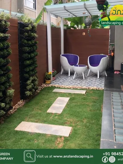 Here is the same space in daylight. The white pergola provides a defined zone, while the vertical garden wall adds lush greenery without taking up valuable floor space, making it an ideal solution for narrow side yards or balconies.