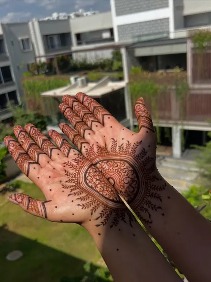 Another view of the airy Teej mehendi, showing the beautiful symmetry between the two hands.