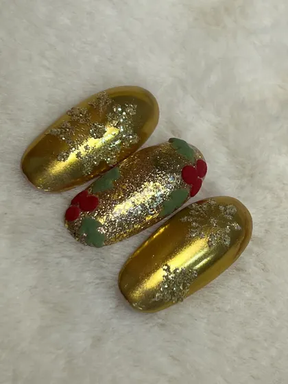 Close-up on the glittery and festive Christmas nail art.