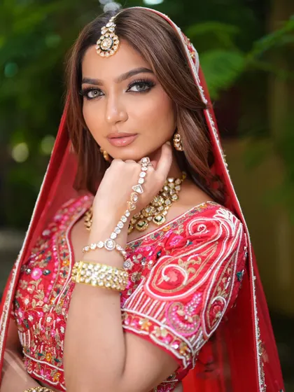 A complete bridal look featuring a heavy, gold-plated Kundan necklace, haath phool, and maang tikka, all available for rent.